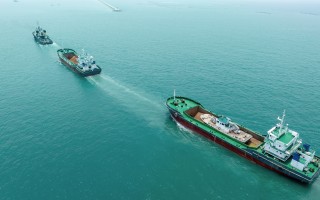 tug-boat-drag-3-cargo-ship-in-the-ocean-3-ship-ru-2023-11-27-04-52-19-utc-min